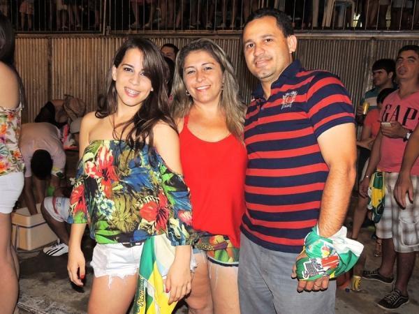 Prefeita Neuma Café se confraterniza com o povão na terça de carnaval - Imagem 101