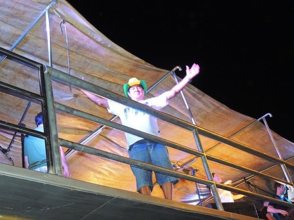 Prefeita Neuma Café se confraterniza com o povão na terça de carnaval - Imagem 28