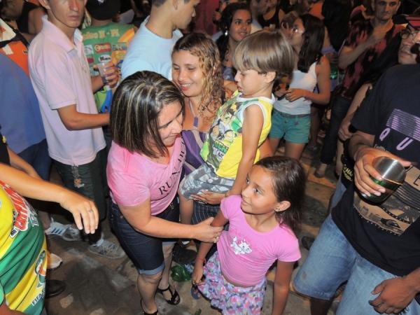 Prefeita Neuma Café se confraterniza com o povão na terça de carnaval - Imagem 37