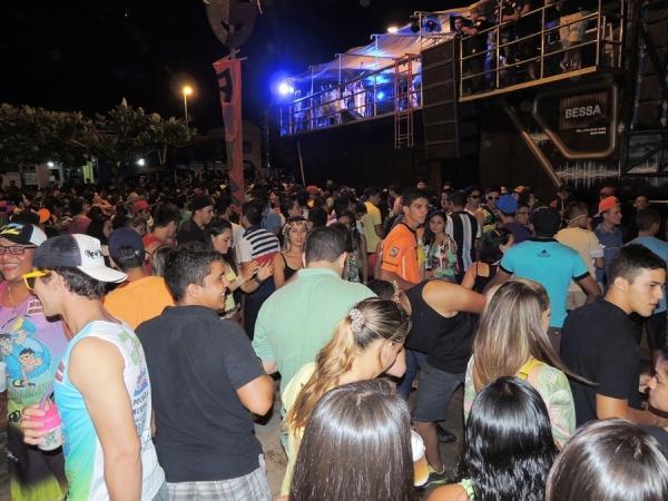 Prefeita Neuma Café se confraterniza com o povão na terça de carnaval - Imagem 90