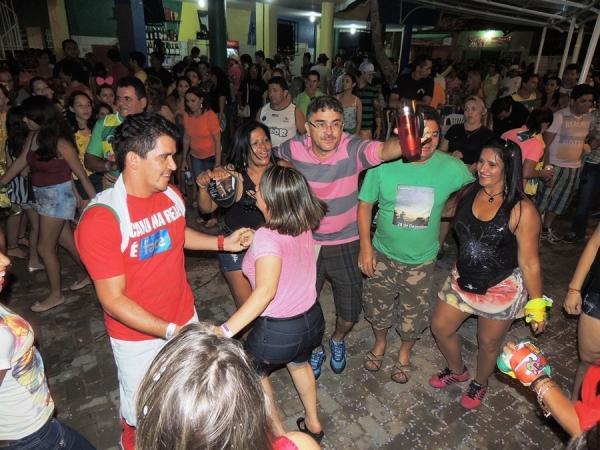 Prefeita Neuma Café se confraterniza com o povão na terça de carnaval - Imagem 6