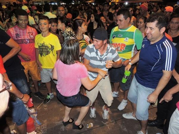 Prefeita Neuma Café se confraterniza com o povão na terça de carnaval - Imagem 33