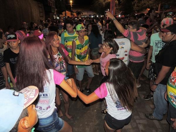 Prefeita Neuma Café se confraterniza com o povão na terça de carnaval - Imagem 27