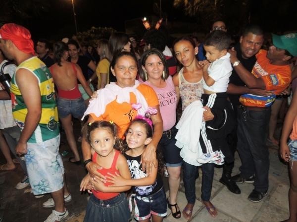 Prefeita Neuma Café se confraterniza com o povão na terça de carnaval - Imagem 42