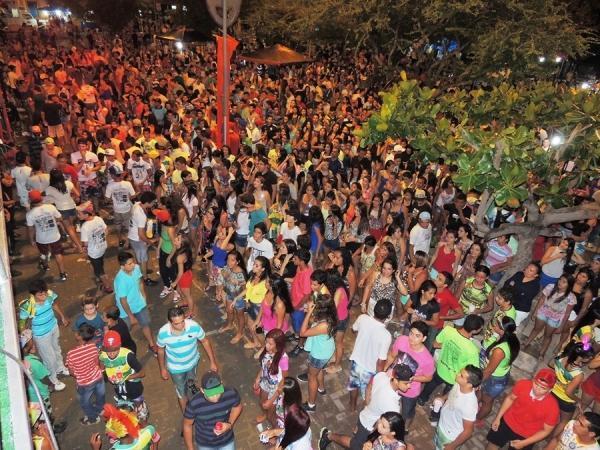 Prefeita Neuma Café se confraterniza com o povão na terça de carnaval - Imagem 60