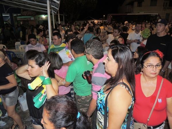 Prefeita Neuma Café se confraterniza com o povão na terça de carnaval - Imagem 1