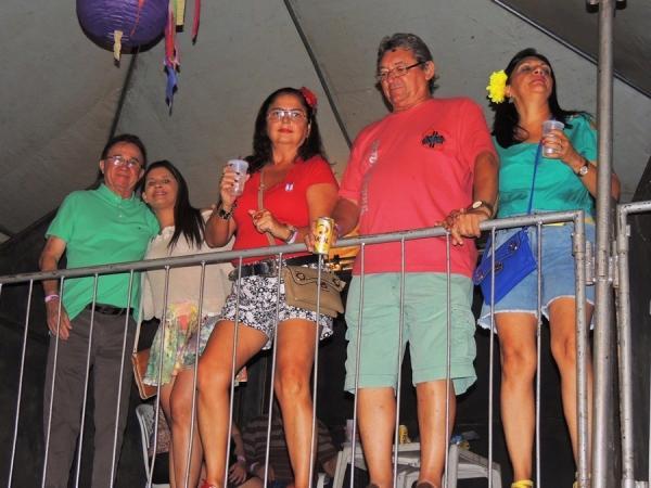 Prefeita Neuma Café se confraterniza com o povão na terça de carnaval - Imagem 85