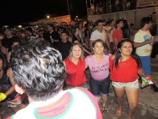 Prefeita Neuma Café se confraterniza com o povão na terça de carnaval - Imagem 9