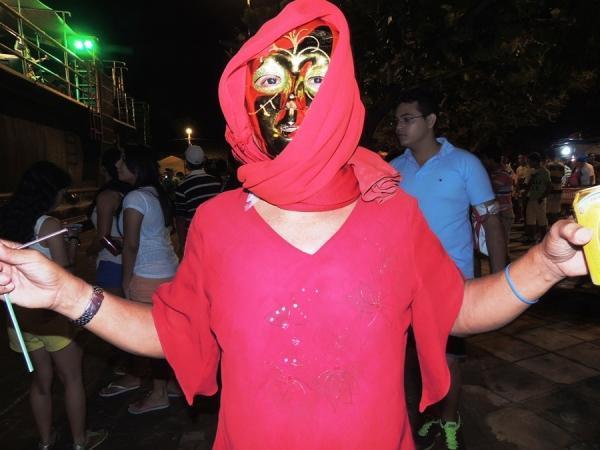 Prefeita Neuma Café se confraterniza com o povão na terça de carnaval - Imagem 75