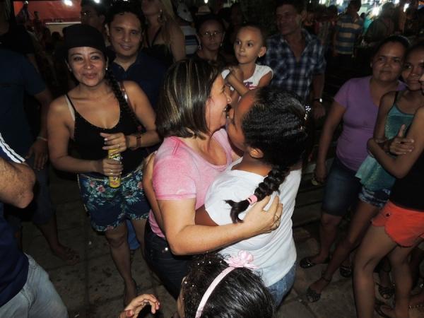 Prefeita Neuma Café se confraterniza com o povão na terça de carnaval - Imagem 52