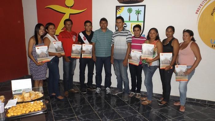 Zé Henrique efetiva 10 funcionários aprovados em concurso de 2011, e pretende fazer um concurso público até o fim do ano