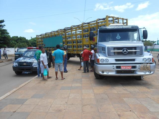 Veiculo carregado de botijões de gás invade calçada na Avenida Petrônio Portela em Esperantina