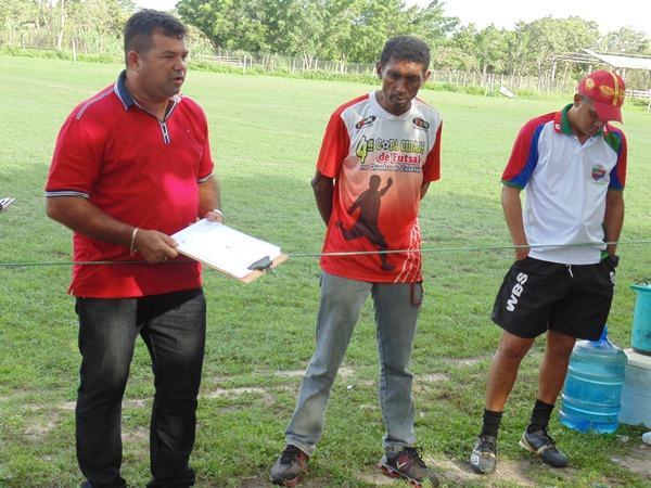 Caiçara apresenta novo técnico na volta dos jogadores aos treinos