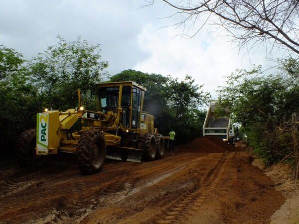 Prefeitura de Dom Expedito Lopes recupera 4 Km de estrada vicinal - Imagem 14
