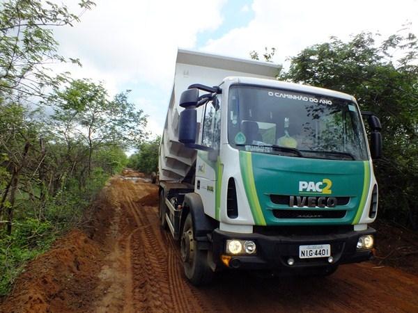 Prefeitura de Dom Expedito Lopes recupera 4 Km de estrada vicinal - Imagem 15