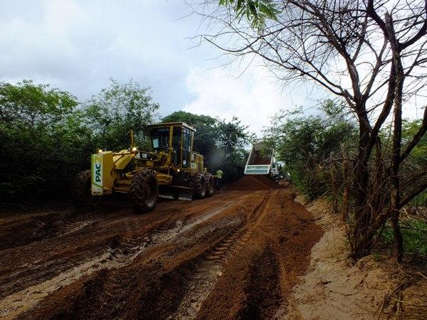 Prefeitura de Dom Expedito Lopes recupera 4 Km de estrada vicinal - Imagem 5
