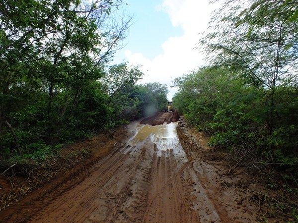 Prefeitura de Dom Expedito Lopes recupera 4 Km de estrada vicinal - Imagem 26