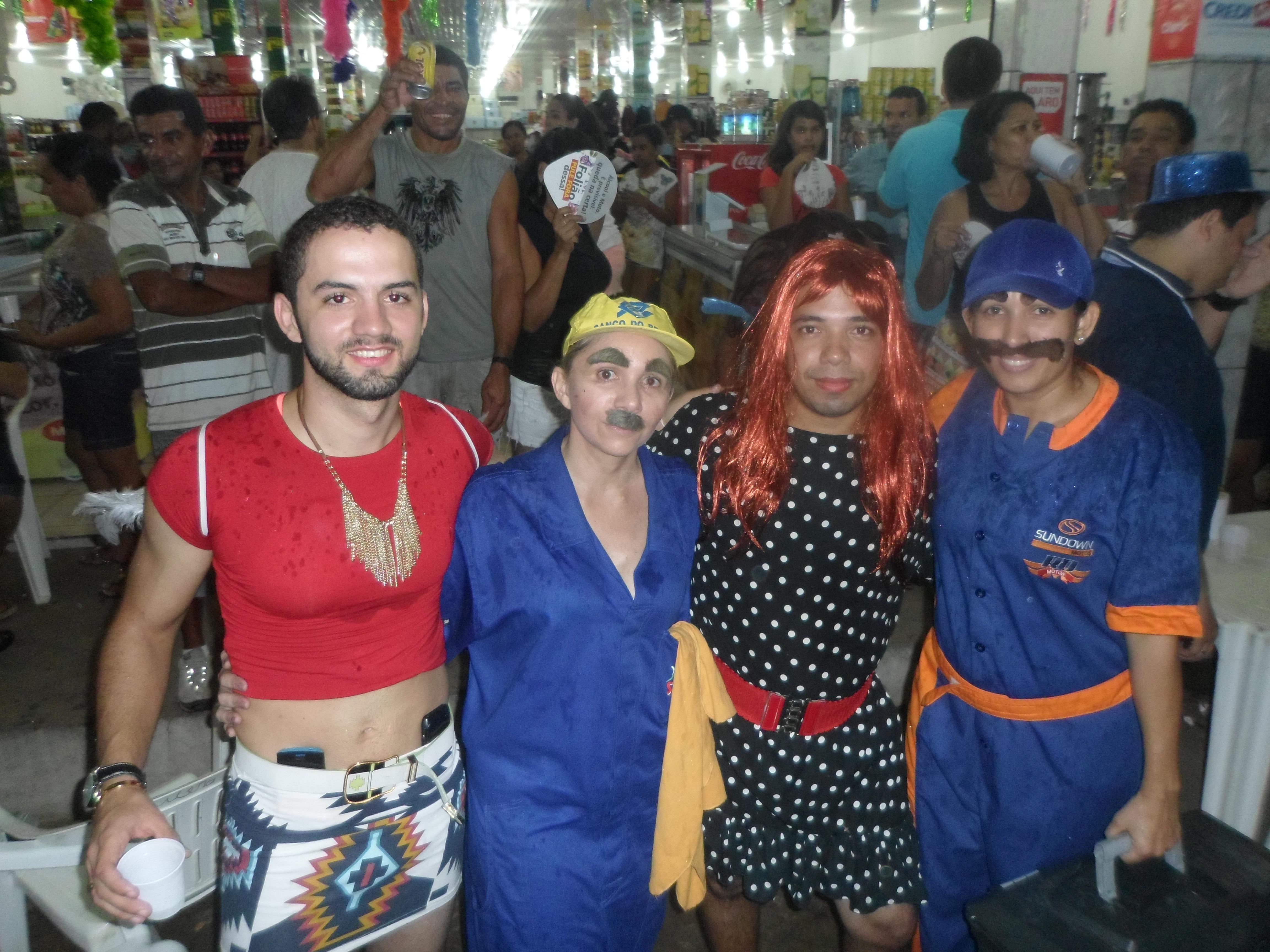 Virgens e Pererões animam tarde de terça-feira de carnaval em Barro Duro