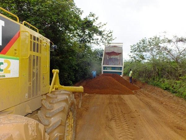 Prefeitura de Dom Expedito Lopes recupera 4 Km de estrada vicinal - Imagem 4