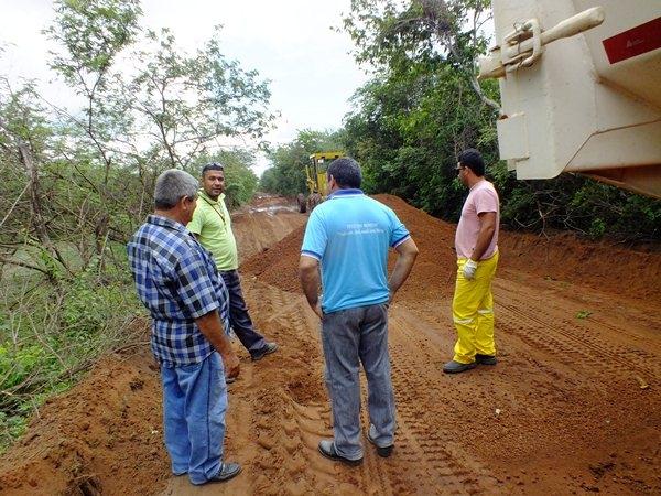 Prefeitura de Dom Expedito Lopes recupera 4 Km de estrada vicinal - Imagem 2