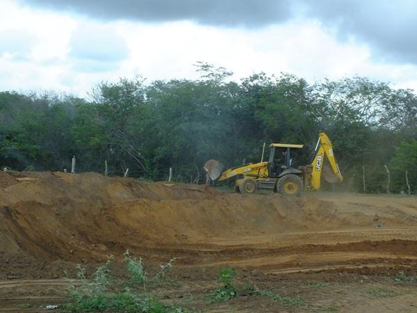 Prefeitura de Dom Expedito Lopes recupera 4 Km de estrada vicinal - Imagem 17