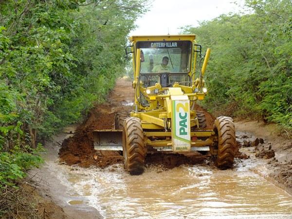 Prefeitura de Dom Expedito Lopes recupera 4 Km de estrada vicinal 