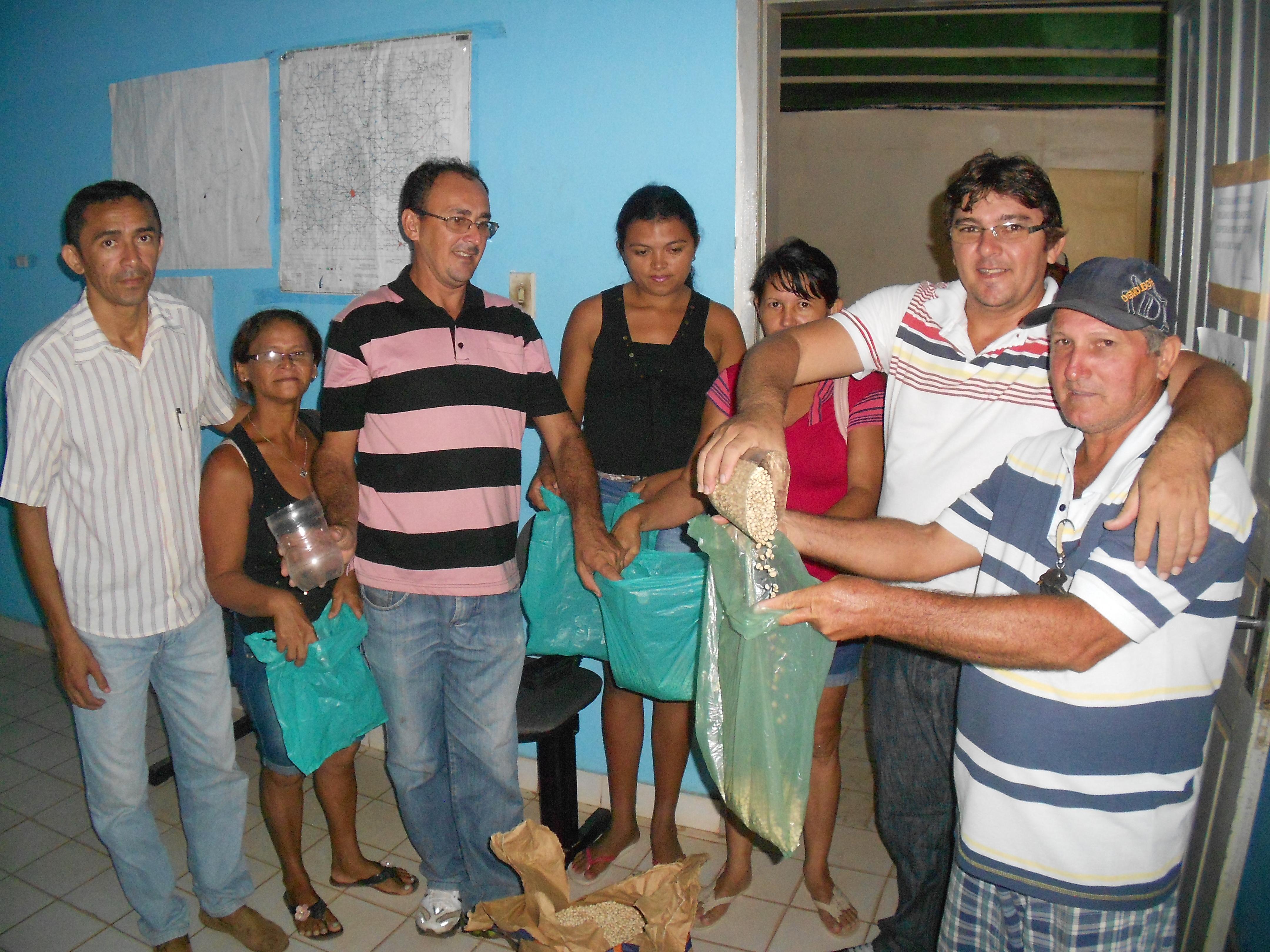 Prefeitura realiza a entrega de sementes para agricultores de Esperantina