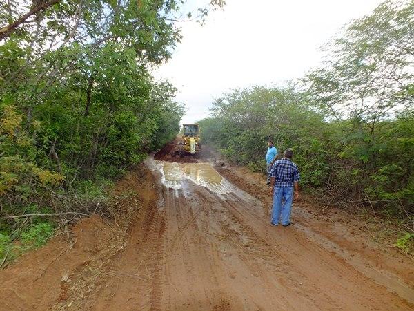 Prefeitura de Dom Expedito Lopes recupera 4 Km de estrada vicinal - Imagem 23