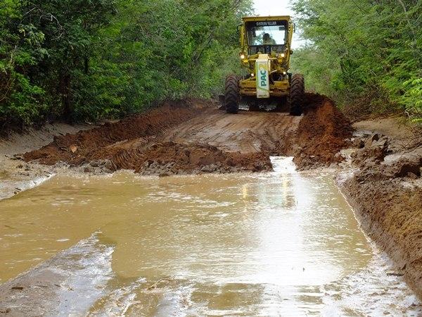 Prefeitura de Dom Expedito Lopes recupera 4 Km de estrada vicinal - Imagem 24