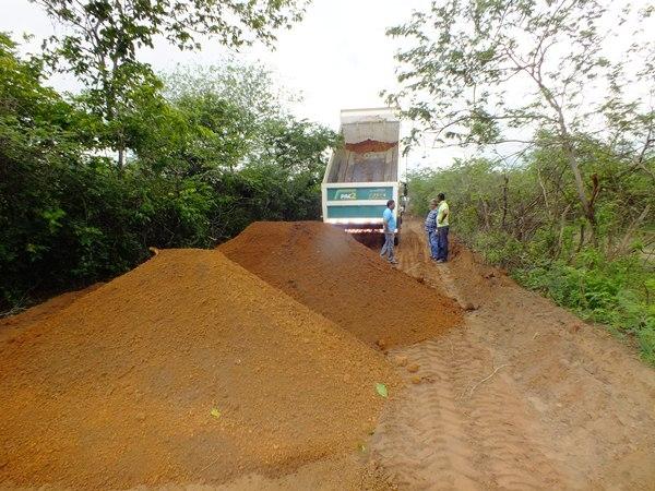 Prefeitura de Dom Expedito Lopes recupera 4 Km de estrada vicinal - Imagem 3