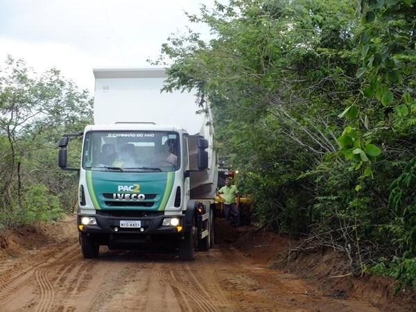 Prefeitura de Dom Expedito Lopes recupera 4 Km de estrada vicinal - Imagem 7
