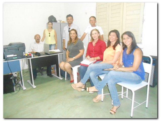  Profissionais da Saúde em reunião com a Gerente de Saúde Mental do Estado