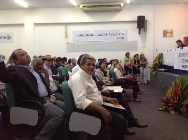 Prefeito Zé Resende discursa no movimento de paralisação dos prefeitos na sede da APPM  - Imagem 3