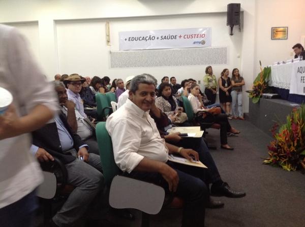 Prefeito Zé Resende discursa no movimento de paralisação dos prefeitos na sede da APPM  - Imagem 2