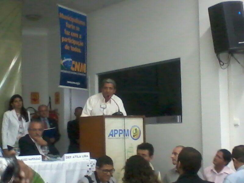 Prefeito Zé Resende discursa no movimento de paralisação dos prefeitos na sede da APPM 