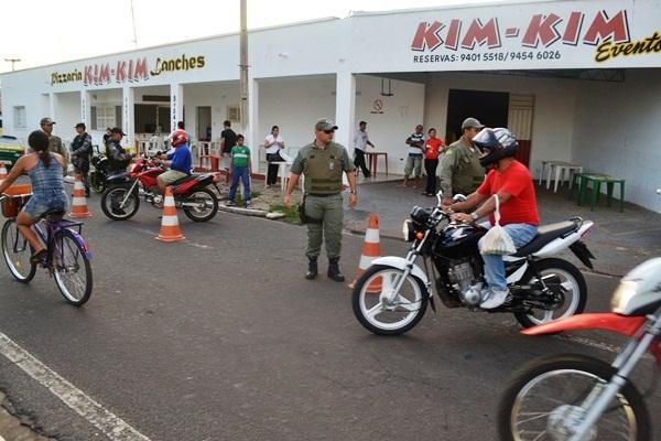 PM volta a fazer blitz para combater falta de capacete no trânsito