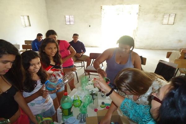 Jovens da comunidade Felipe recebem oficina de reciclagem - Imagem 2