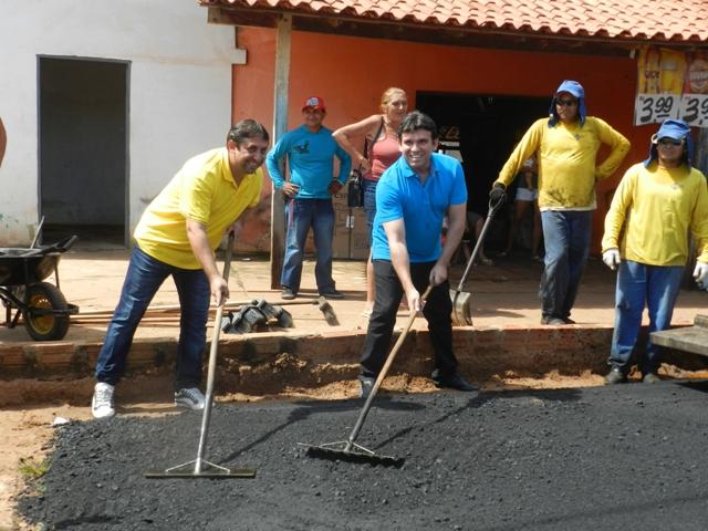 Prefeito de Esperantina e Marllos Sampaio fiscalizam inicio do asfalto