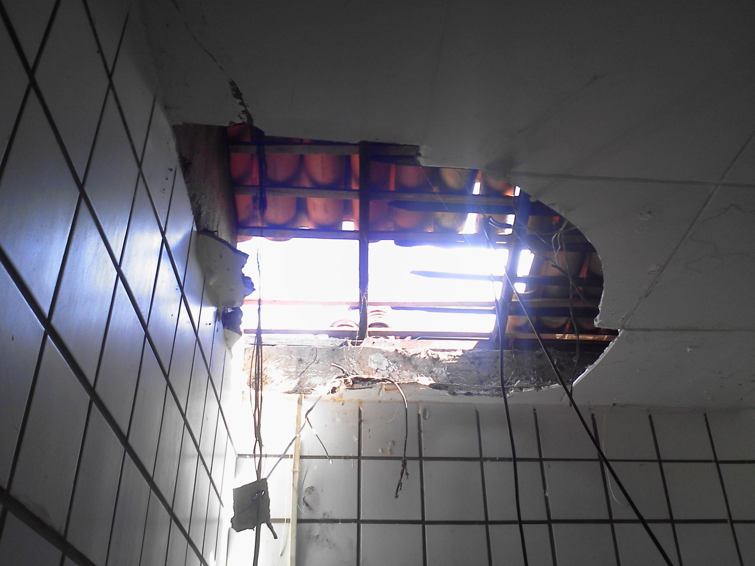 Ladrão entra pelo forro de farmácia para praticar roubo em Piracuruca