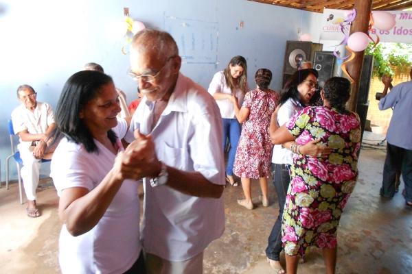 A Prefeita de Currais Claudia Lobo Promove mais um encontro dos idosos no CRAS,   - Imagem 9