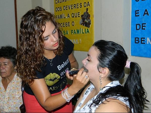 Beneficiárias do Bolsa Família participam de sessão de limpeza de pele - Imagem 1