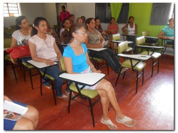 Secretária Municipal de Educação Maria Nilcimar se confraterniza com os funcionários internos. - Imagem 5