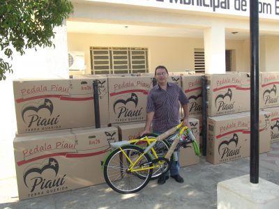 Secretaria Municipal de Educação de Dom Expedito Lopes entrega  bicicletas do Programa Pedala Piauí. 