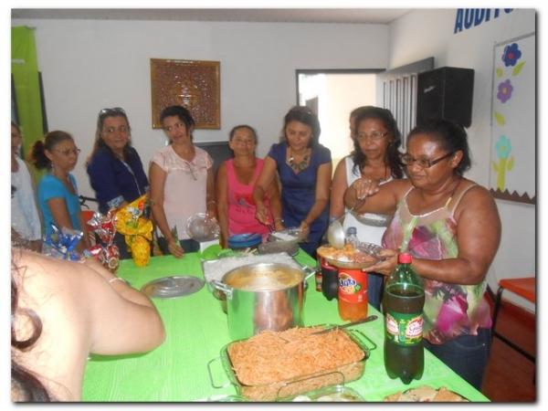 Secretária Municipal de Educação Maria Nilcimar se confraterniza com os funcionários internos. - Imagem 20