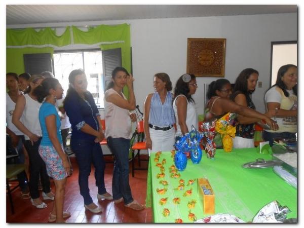 Secretária Municipal de Educação Maria Nilcimar se confraterniza com os funcionários internos. - Imagem 15