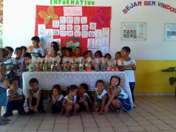 Prefeito Zé Resende participa de Festa da Páscoa em escolas municipais - Imagem 7