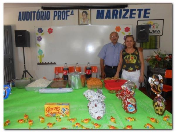 Secretária Municipal de Educação Maria Nilcimar se confraterniza com os funcionários internos. - Imagem 1