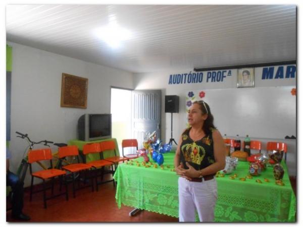 Secretária Municipal de Educação Maria Nilcimar se confraterniza com os funcionários internos. - Imagem 2