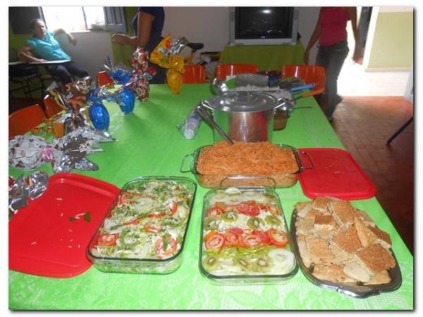 Secretária Municipal de Educação Maria Nilcimar se confraterniza com os funcionários internos. - Imagem 11