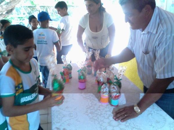 Prefeito Zé Resende participa de Festa da Páscoa em escolas municipais - Imagem 1